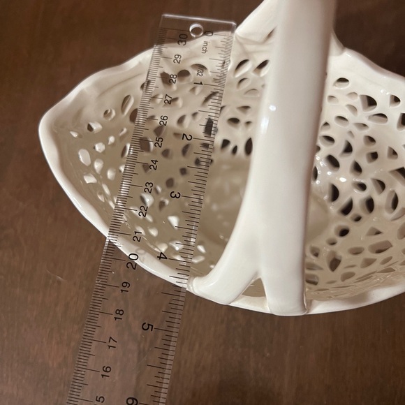 nd exclusive ceramic Like Marquis shaped basket Lace Vibe Handled Off White - Picture 2 of 9